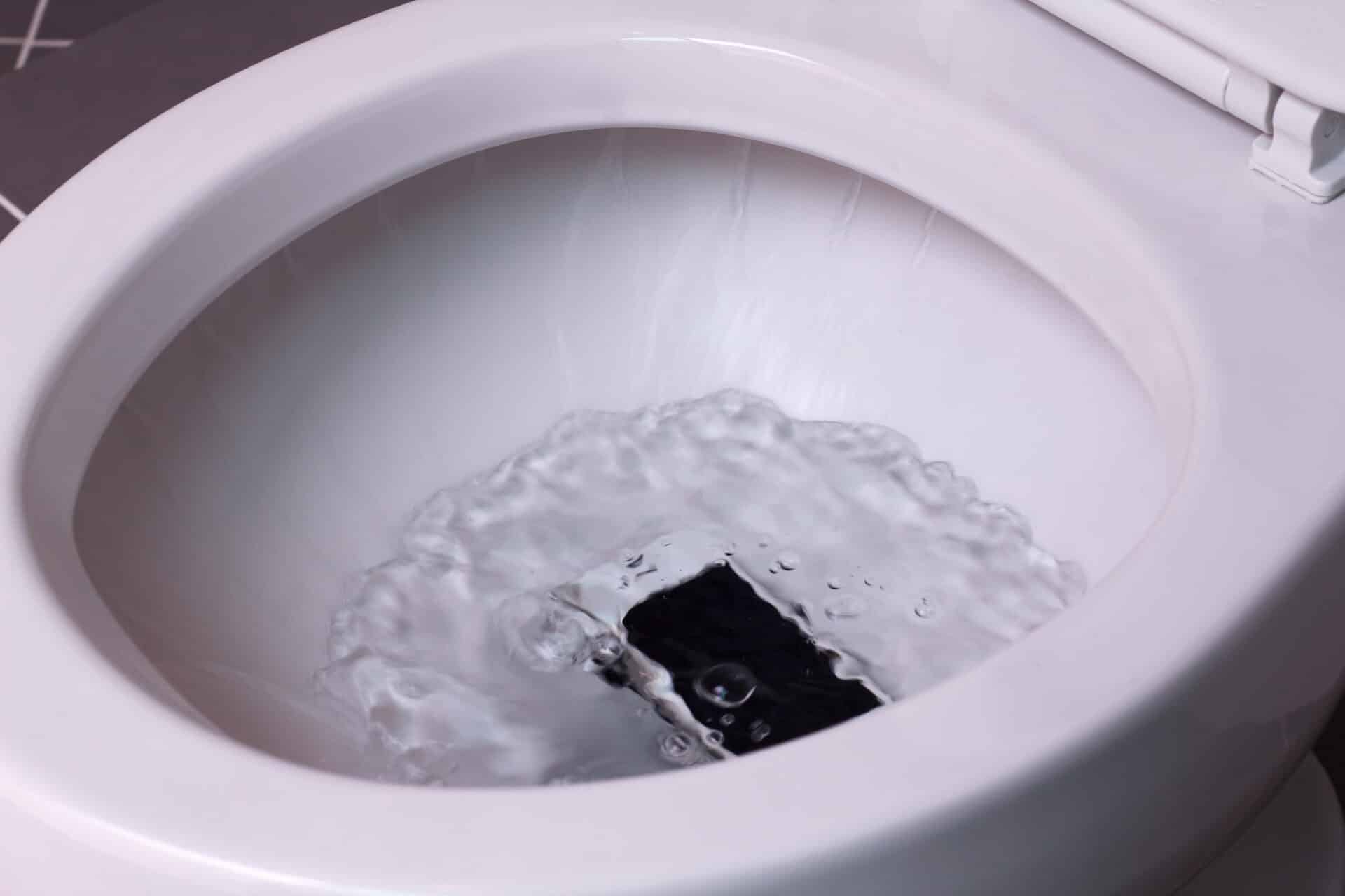 Celular caindo no vaso